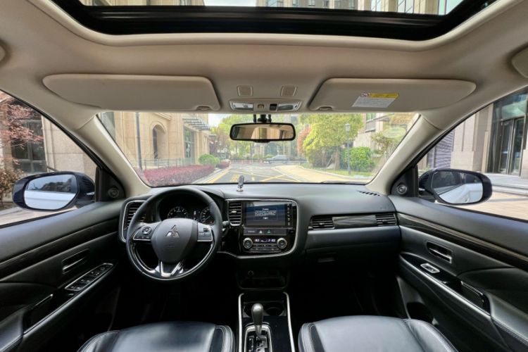 Used Mitsubishi Outlander 2020 2.0L Two-Wheel Drive Enjoyment Version 5 Seats Interior 1