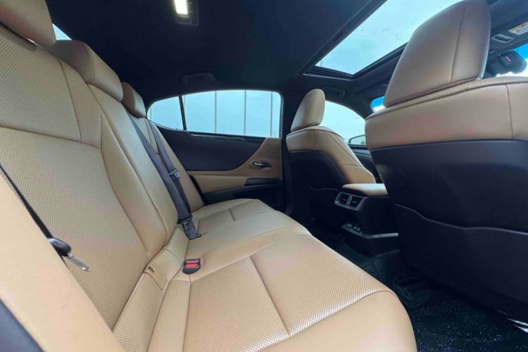 Used Lexus ES 2020 300h Deluxe Edition
