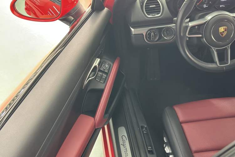 Used Porsche 718 2020 Cayman 2.0T Interior 8