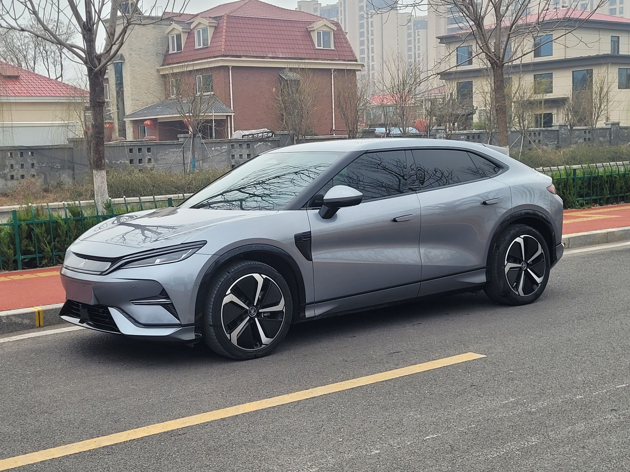 Под передней частью автомобиля