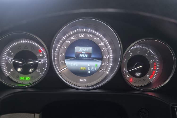 Used Mercedes-Benz E-Class 2015 E 260 L Sport Edition Odometer Close Up