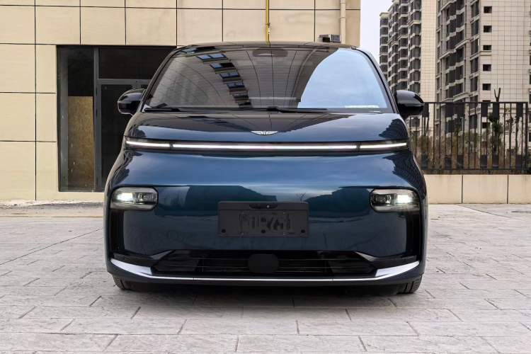 Used Geely Galaxy LEVC L380 2024 140-Degree 6-Seater All-Wheel-Drive Ultra