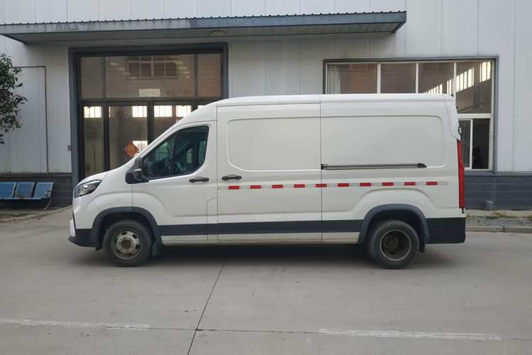 Used SAIC MAXUS Xintu V90 2022 2.0T Manual VAN Rear-Drive Extended Wheelbase High Roof with Dual Rear Tires 3-Seater
