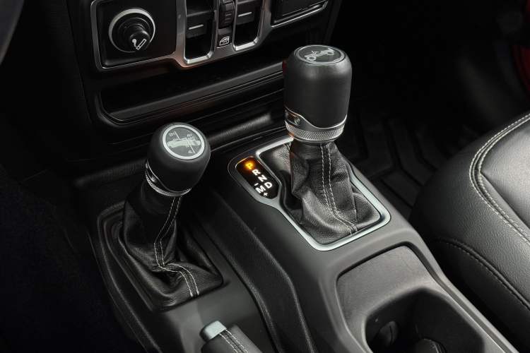 Used Jeep Wrangler 2019 2.0T Sahara Four-Door Version China VI Emission Standard