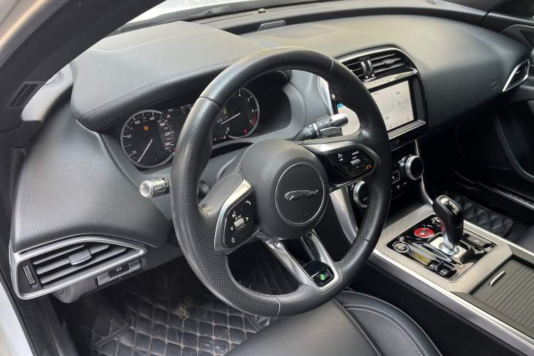 Used Jaguar XEL 2020 2.0T 200PS R-DYNAMIC Youth Sports Edition Interior 3