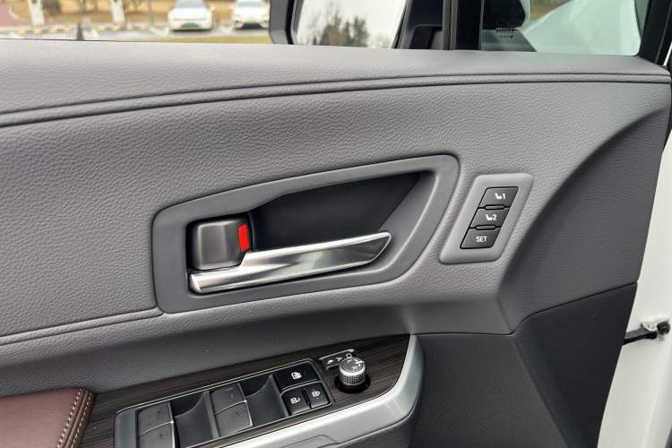 Used Toyota Granvia 2024 2.5L Hybrid Flagship ULTRA Edition
