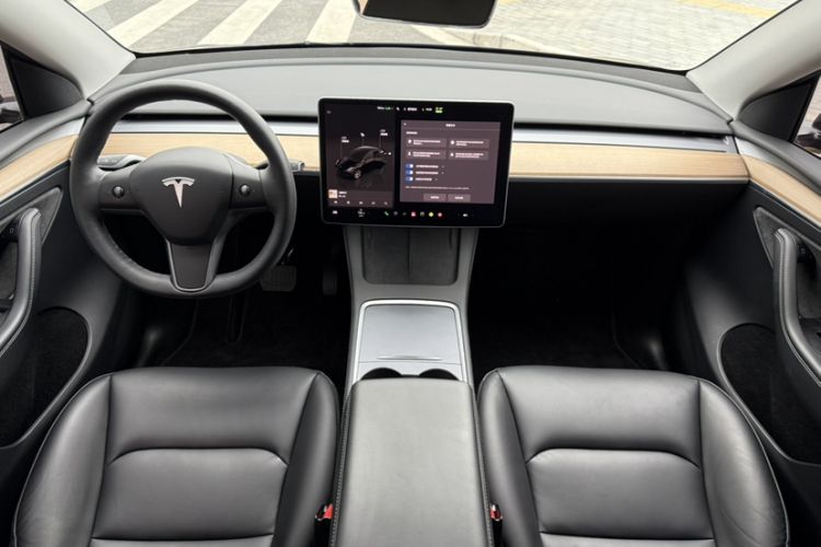 Used Tesla Model Y 2022 Long-Range All-Wheel-Drive Version Interior 4