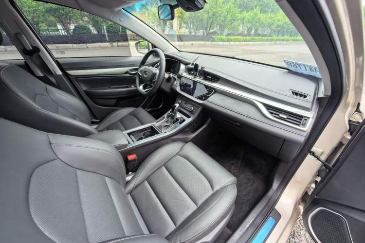 Used Geely Auto Emgrand 2019 Leading Edition 1.5L CVT Upward-Connected Model China VI Standard Interior 6