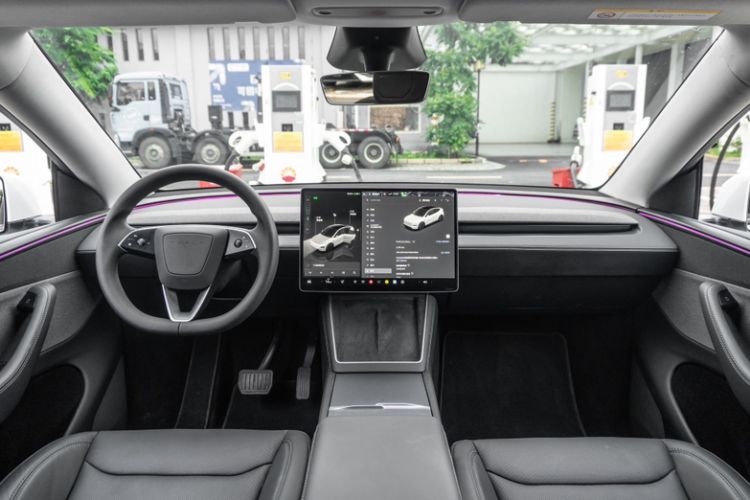 Used Tesla Model Y 2025 Long-Range All-Wheel-Drive Version
