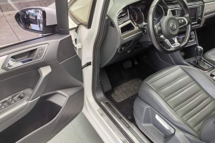 Used Volkswagen Touran 2018 Volkswagen Touran L 280TSI DSG Comfort Edition 7 Seats China VI Standard