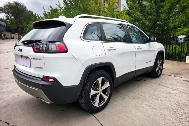 Used Jeep Cherokee 2019 2.0T Four-Wheel Drive Explorer Edition + Autonomous Driving Smart Package China VI