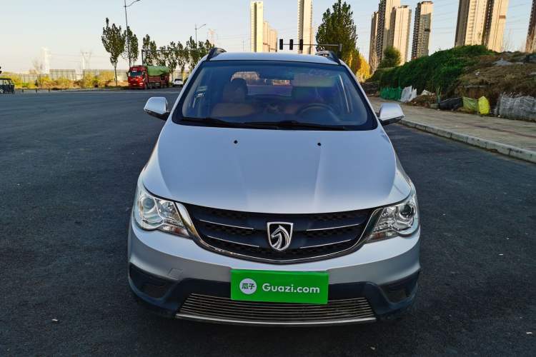 Used Baojun 730 2014 1.5L manual standard trim 7 seats
