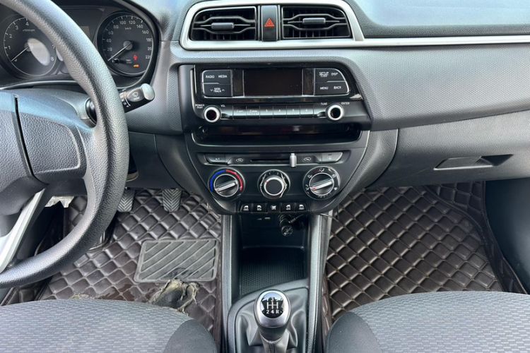 Used Hyundai Verna (older generation) 2017 1.4L Manual Huancai Edition China V Standard Interior 5