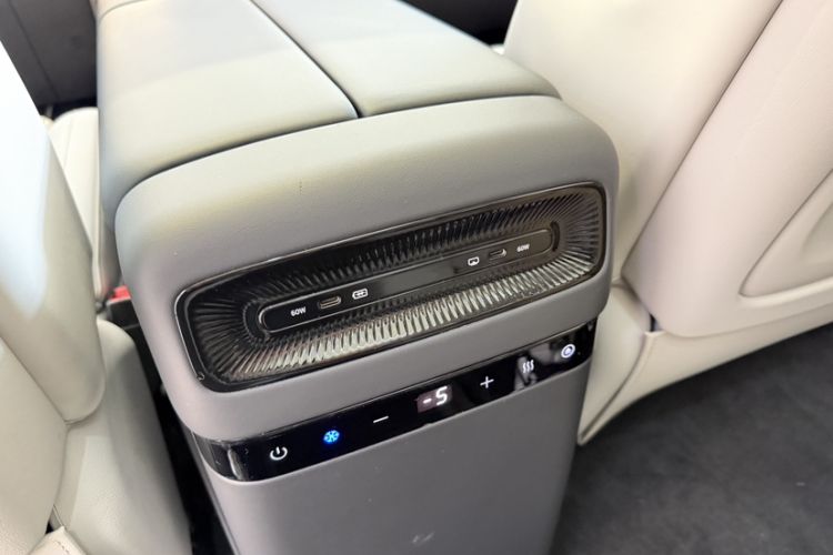 Used VOYAH Dream 2025 PHEV Four-Wheel-Drive Flagship Kunpeng Edition Interior 2