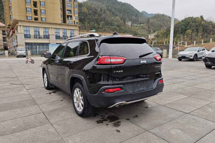 Used Jeep Cherokee 2017 2.0L Superior Edition

