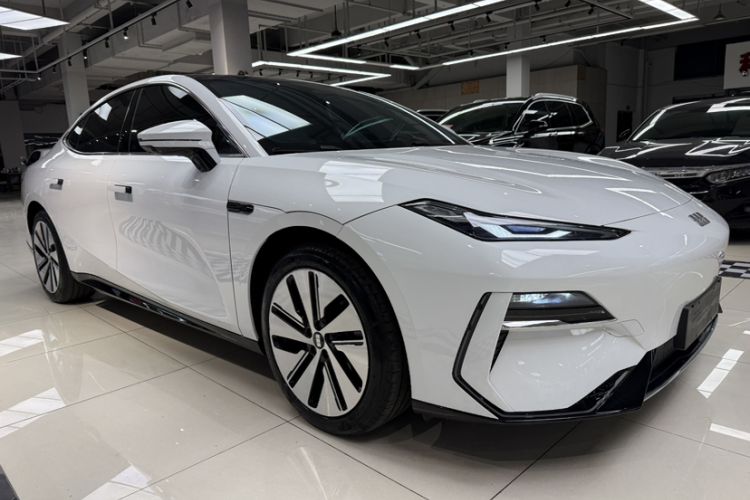 Used Geely Galaxy E8 2024 550 km Range Rear-Wheel-Drive PRO
