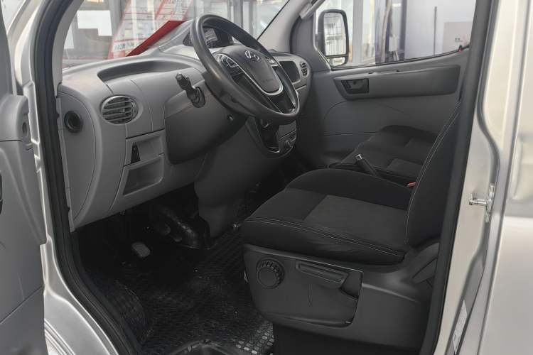 Used SAIC MAXUS Xintu V80 2019 2.5T Classic Model 6-Speed Manual Aotong Long Wheelbase Mid-Height 7-Seater
