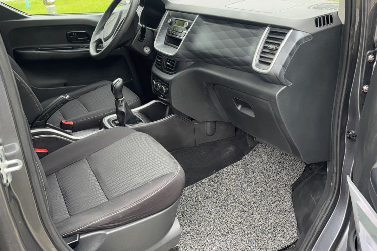 Used Jinbei Gold Hiace M Classic 2024 1.5L Engineering Lion Passenger Vehicle 5 Seats Interior 1