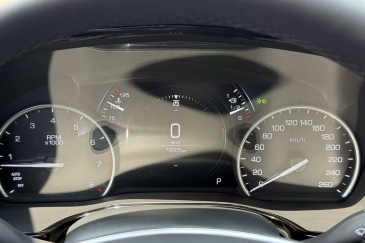 Used Cadillac XT5 2018 25T Luxury Model Odometer Close Up