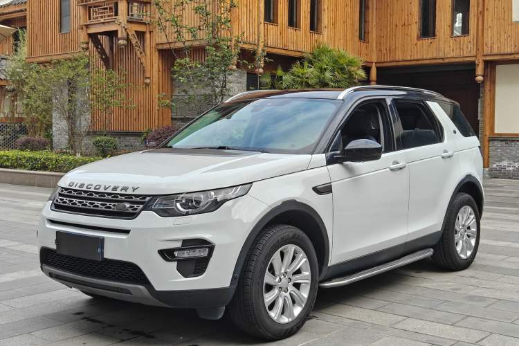 Used Land Rover Discovery Sport 2018 240 PS SE Version Front Left 45 Deg