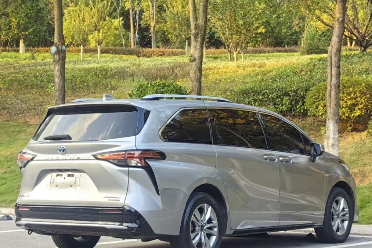 Used Toyota Sienna 2021 2.5L Hybrid Platinum Edition
