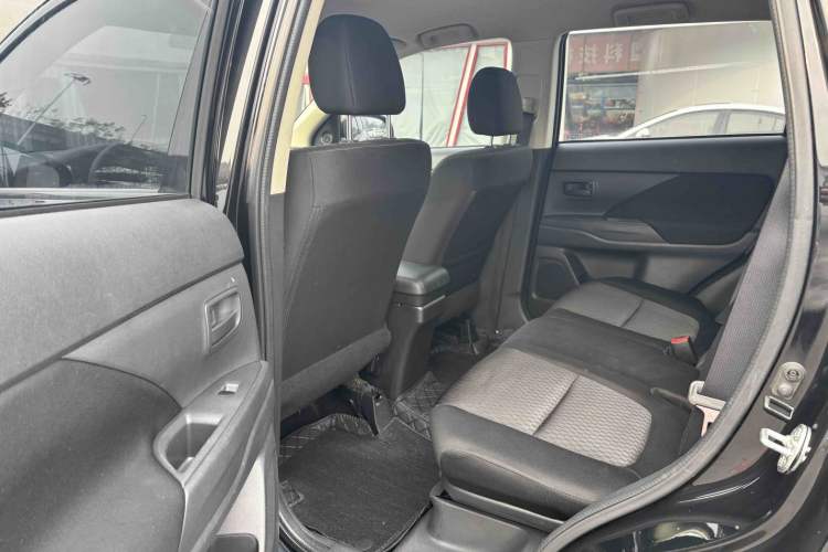 Used Mitsubishi Outlander (Import) 2013 2.0L Two-Wheel Drive Sport Navigation Version 5 Seats