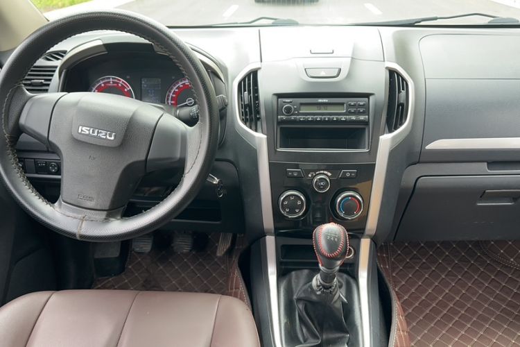 Used Isuzu D-MAX 2018 2.5T Four-Wheel Drive Base Version JE4D25Q5A
