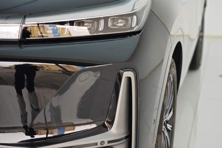 Used Geely Galaxy M9 2025 Model 100km Two-Wheel-Drive Smart Navigation Edition
