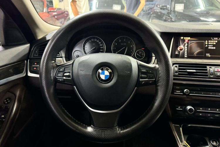 Used BMW 5 Series 2014 525Li Luxury Design Package Interior 2