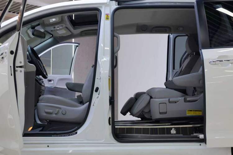 Used Toyota SIENNA  Interior 8