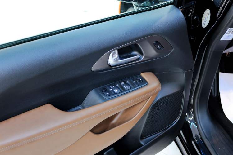 Used Chrysler Grand Voyager 2017 3.6L Premium Edition
