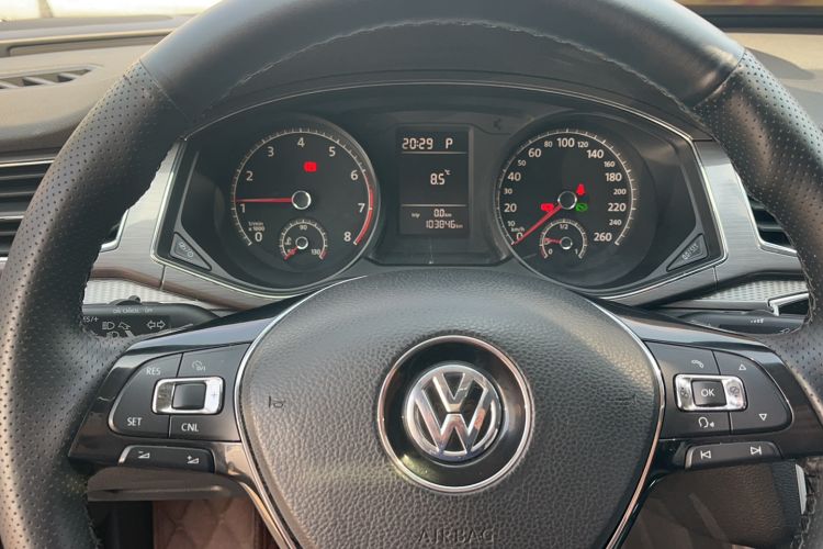 Used Volkswagen Passat 2015 1.8TSI DSG Prestige Edition Odometer Close Up