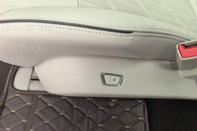 Used Buick GL8 2023 Land Executive Class Deluxe Model