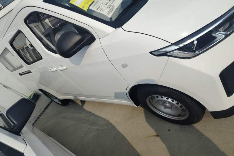 Used Wuling Yangguang 2024 300KM Comfort Version Passenger Van 75kW