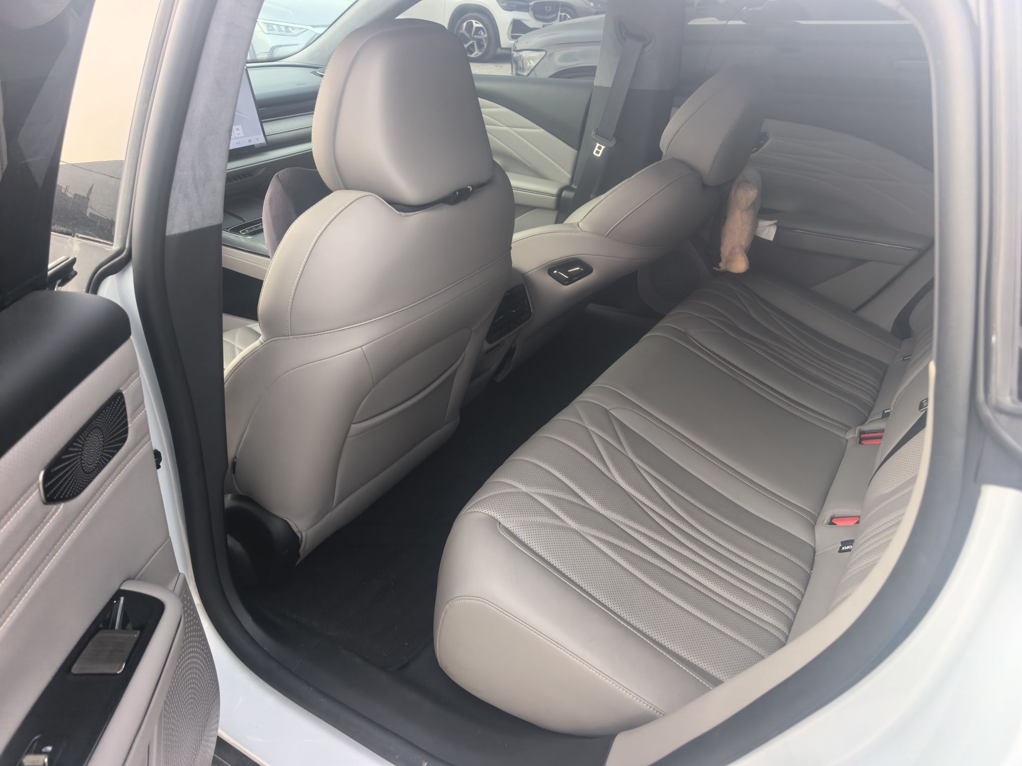 Geely Galaxy 8 2025 130km EM-i Flagship Edition — снимка 17