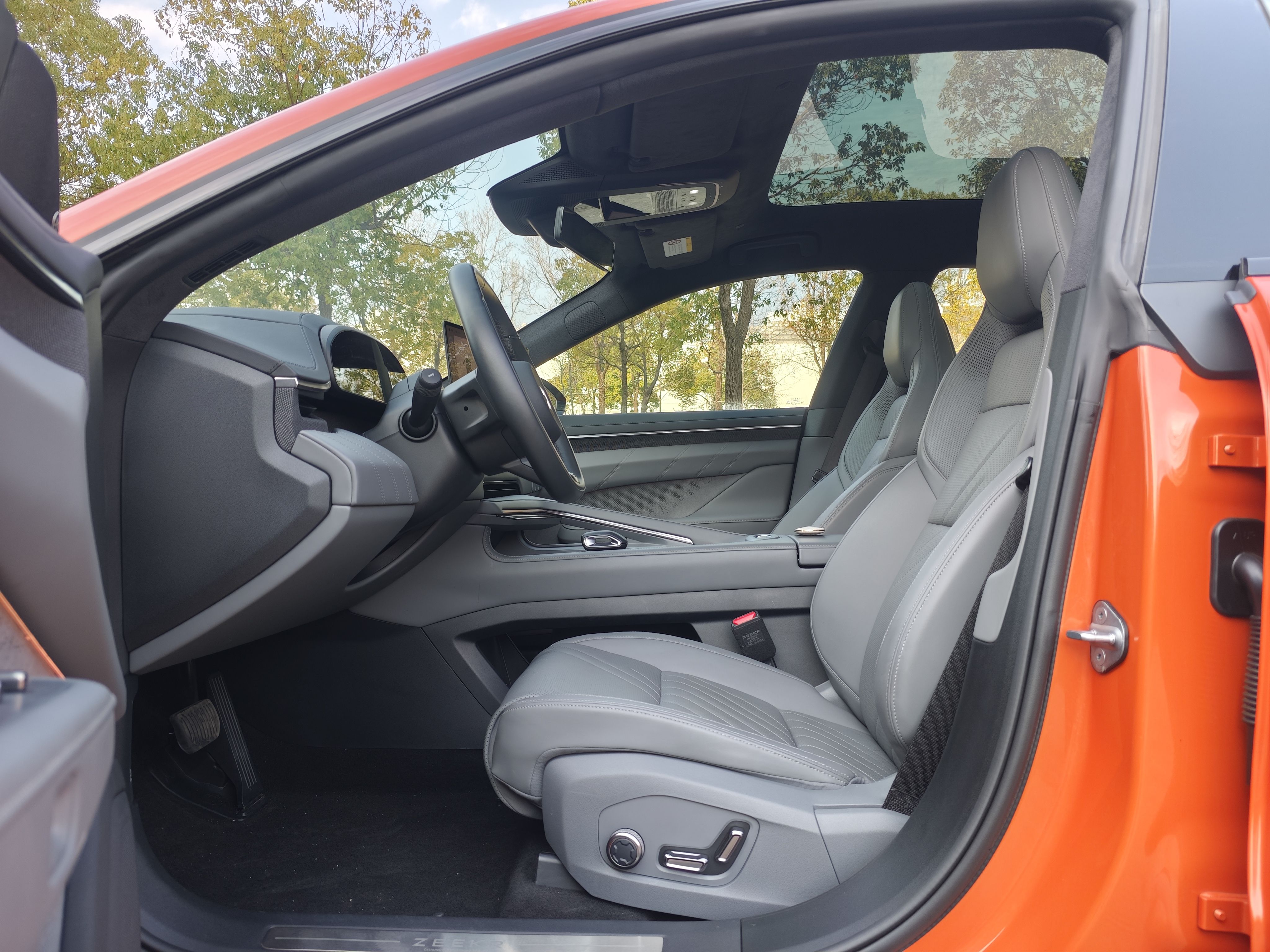 Переднее сиденье в автомобиле