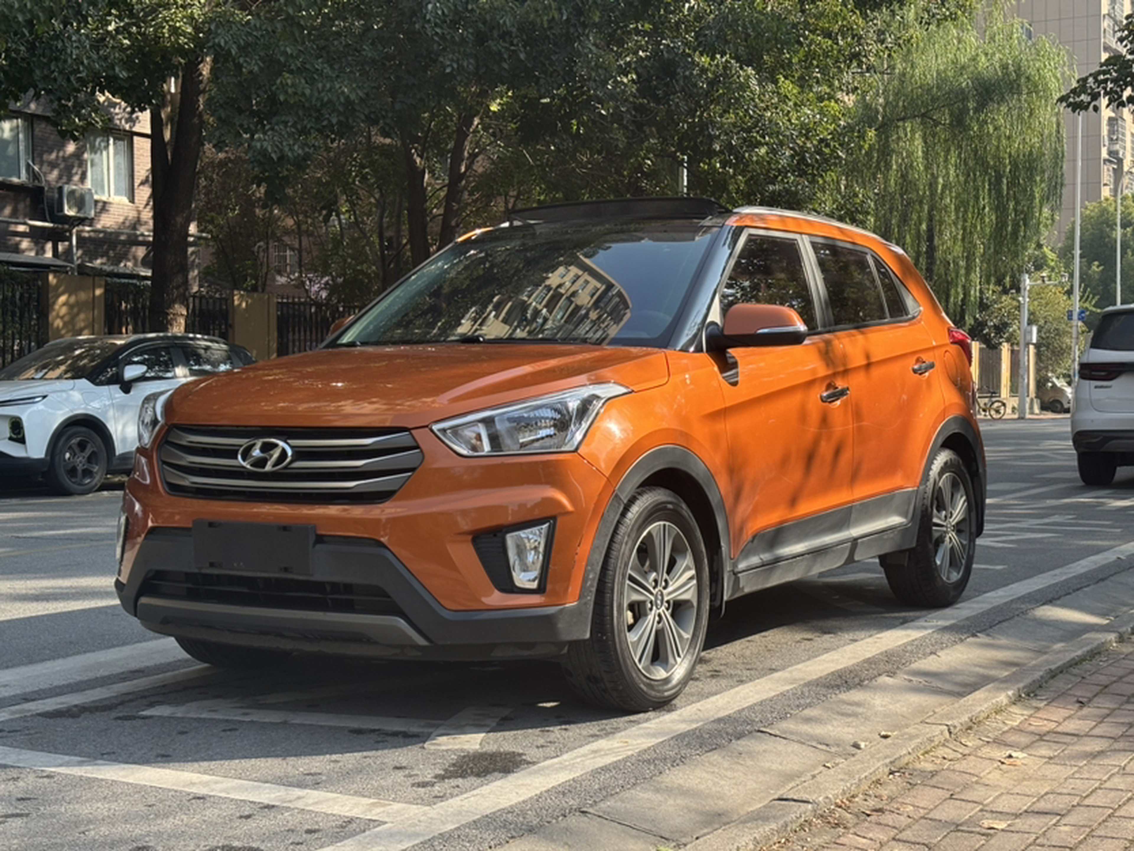 Под передней частью автомобиля