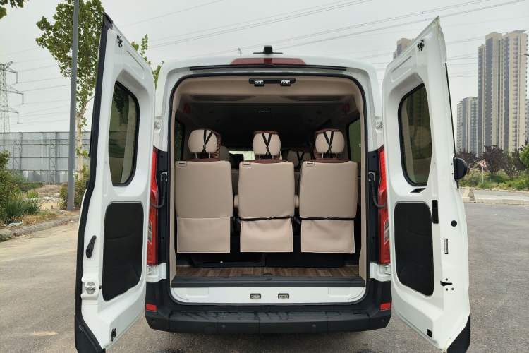 Used SAIC MAXUS Xintu V90 2022 2.0T Manual ZhiDa Rear-Drive Long Wheelbase High-Roof Single-Tire 9-Seater