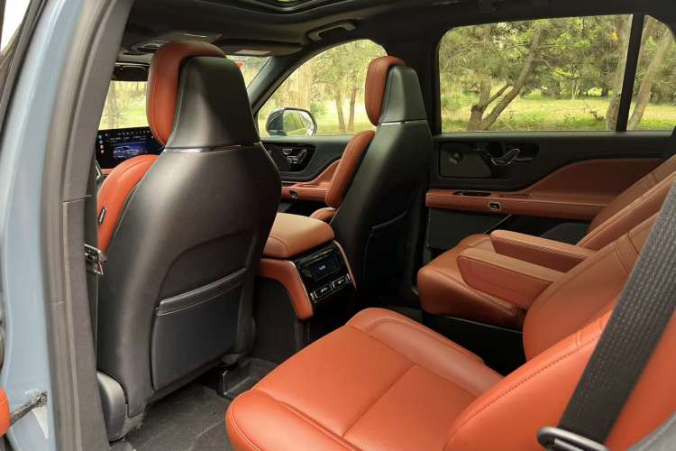 Used Lincoln Aviator 2024 3.0T V6 All-Wheel-Drive Luxury Edition Six Seats Interior 4