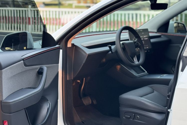 Used Tesla Model Y 2025 Rear-Wheel-Drive Version
