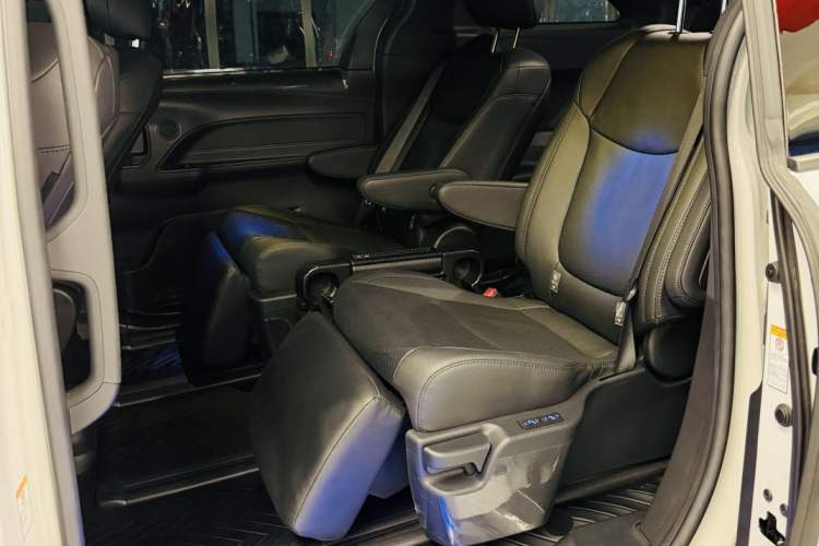 Used Toyota Sienna 2021 2.5L Hybrid Platinum Edition