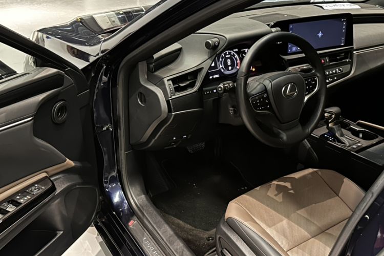 Used Lexus ES 2023 200 Excellence Edition
