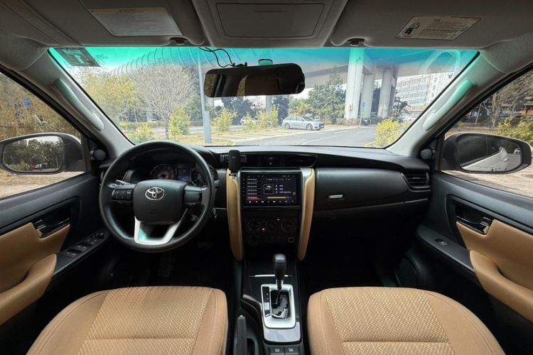 Used Toyota Fortuner 2016 2.7L Middle East Version Interior 11