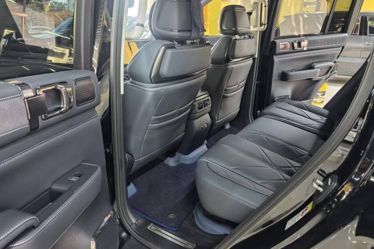 Used Formula Leopard 5 2023 Navigator Edition
