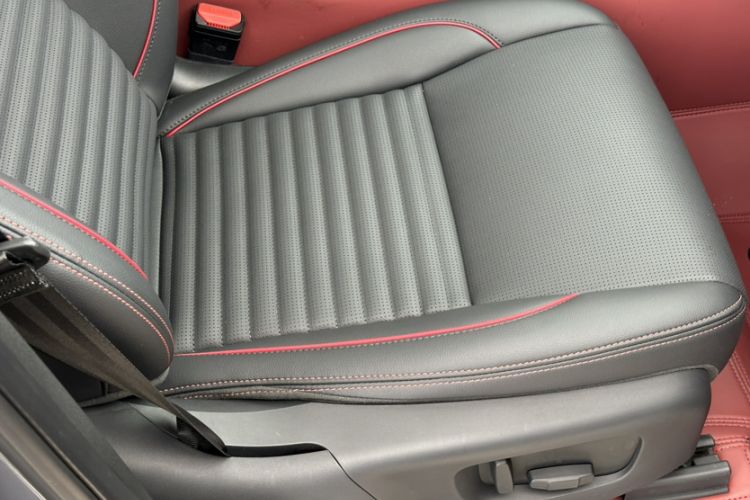 Used Land Rover Discovery Sport 2020 249 PS R-Dynamic Performance Edition Interior 7