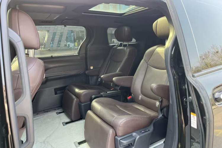 Used Toyota Sienna 2021 2.5L Hybrid Platinum Edition