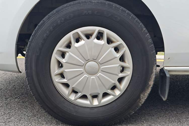 Used Ford Transit 2020 2.0T Diesel Multi-Function Commercial Vehicle Mid-Chassis Low-Roof Design with Dual Rear Doors Emission Standard China V