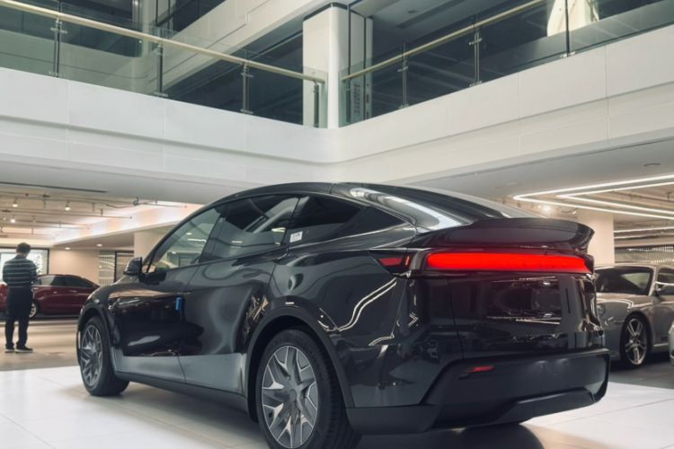 Used Tesla Model Y L 2025 Model Long-Range All-Wheel-Drive Version
