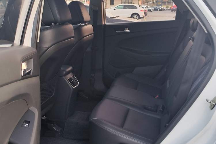 Used Hyundai Tucson 2015 1.6T Dual-Clutch Two-Wheel-Drive Smart Model Interior 3