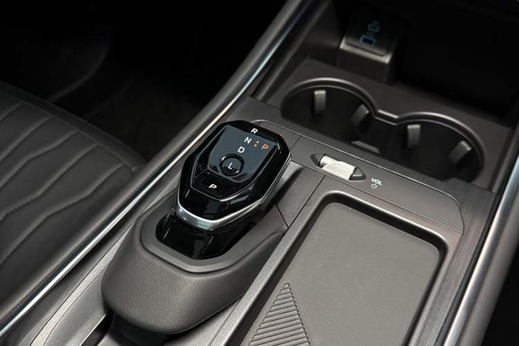 Used Ford Edge 2025 Ford Explorer L 2.0T EcoBoost E-Hybrid Two-Wheel Drive 7-Seater Luxury Model